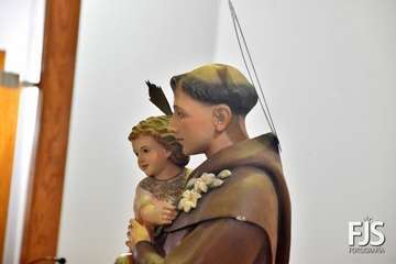  Decenas de fieles rinden pleitesía a San Antonio de Padua en Clavellinas/Francisco Javier Santana.